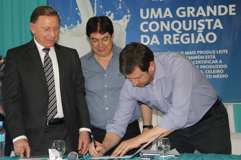 AUTORIDADES ASSINAM TERMO PARA IMPLANTAÇÃO DE LABORATÓRIO EM TRÊS DE MAIO